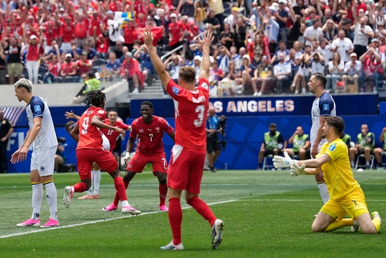 스위스, 만잠비 멀티골 폭발하며 보스니아 4-1로 대파하고 조 선두!