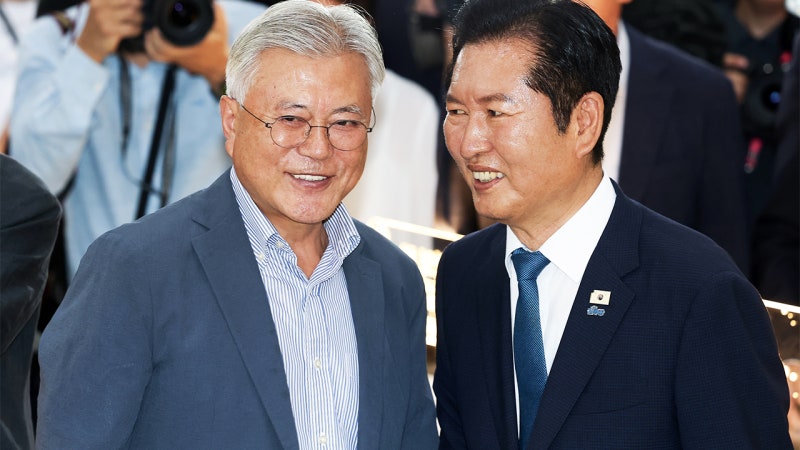 "이재명" 36번 외친 정청래, 사퇴 후 첫 행보로 '문재인'