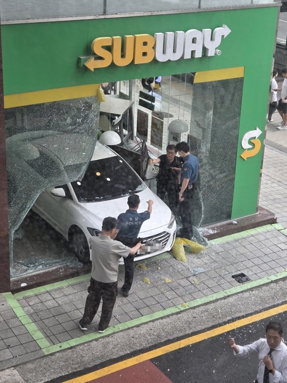 [단독] 논현역 샌드위치 가게에 승용차 돌진…5명 중경상