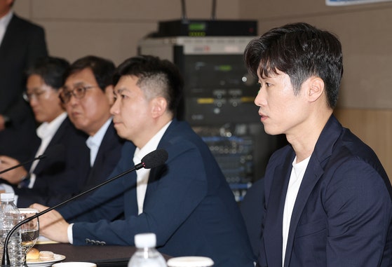 <b>박지성</b>-유승민 손잡았다...'위기의 한국 축구' <b>혁신위</b> 출범