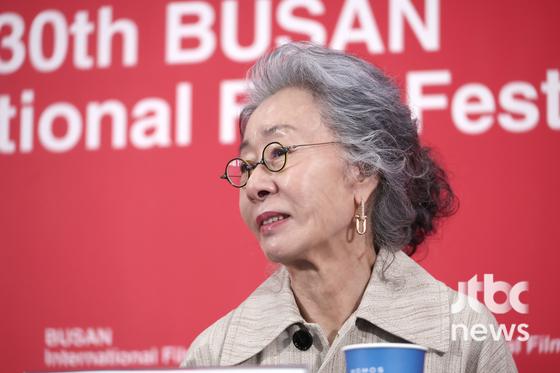 [피플] '韓 첫 오스카 수상' 윤여정, 에미상도 품에 안을까