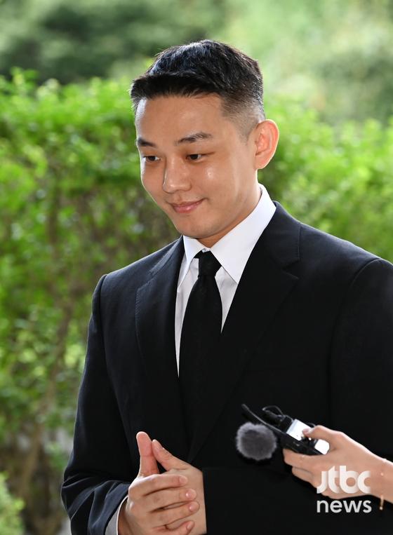 [이슈] '복귀 준비' <b>유아인</b>, 장재현 감독과 '호프' VIP<b>시사회</b> 포착