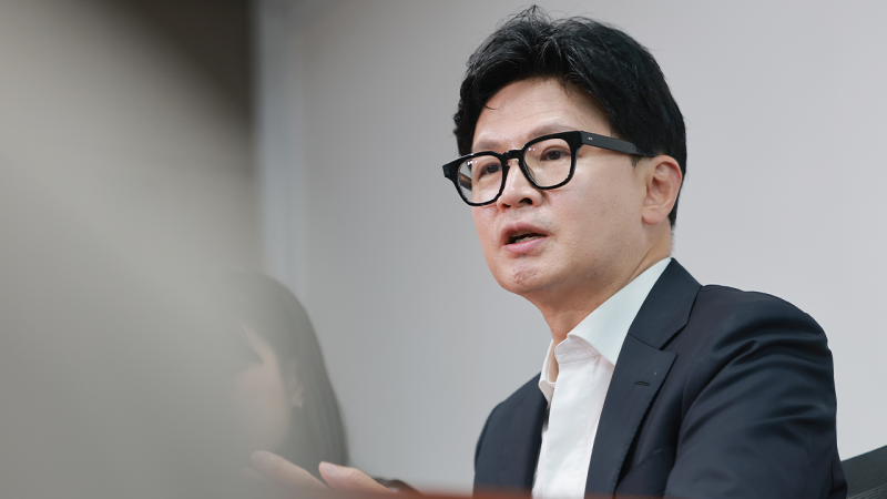 "한동훈 복당, <b>국힘</b>·보수에 도움 안돼" 57%…안철수 "친한계=여의도 렉...