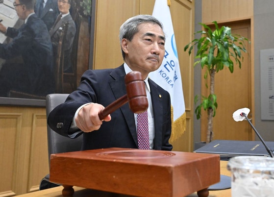 한은, 기준<b>금리</b> 0.25%p <b>인상</b>…3년 6개월 만에 긴축