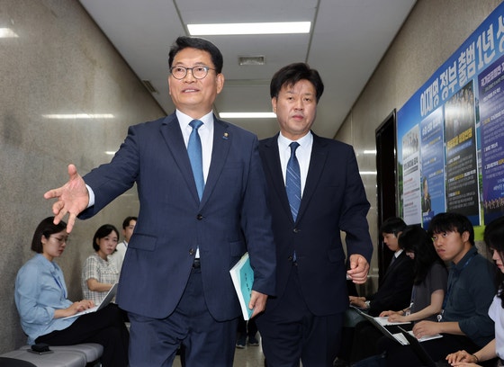 <b>민주</b>당 <b>최고위</b>, '후보자격 논란' 송영길·김용 <b>출마 허용</b> 결정