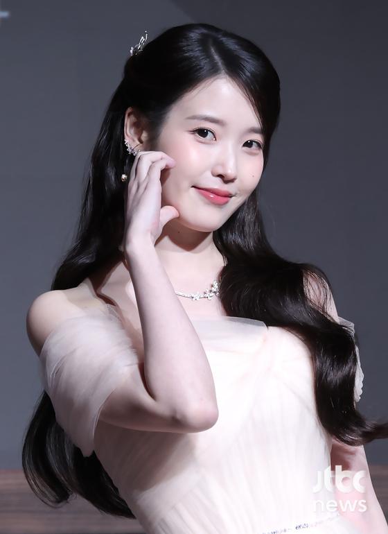 악플러 끝까지 잡는다… 아이유 , 美 법원에 신원조회 요청