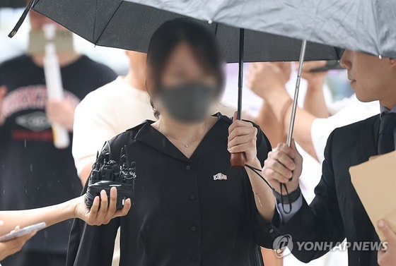 <b>잠실 개표소</b> 체육인 출입 끝까지 방해 30대 여성 구속영장 기각