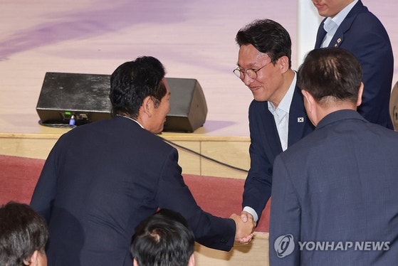 김민석·정청래·송영길 3파전된 <b>민주당</b> 대표 경선…최고위원 8명 본선...