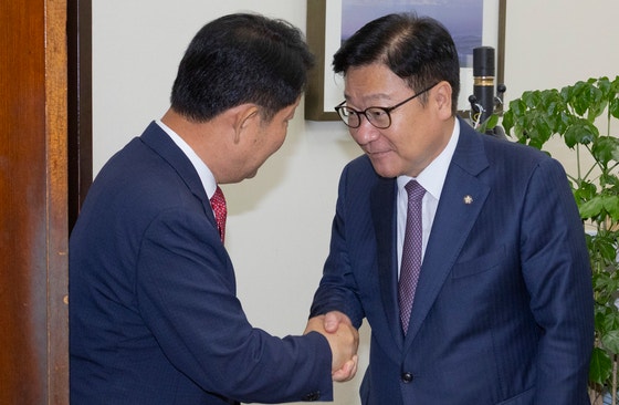 "'<b>멱살잡이</b> 논란' <b>권영진</b>, 최고 수준 징계 공감대"...정점식 당무 복귀,...