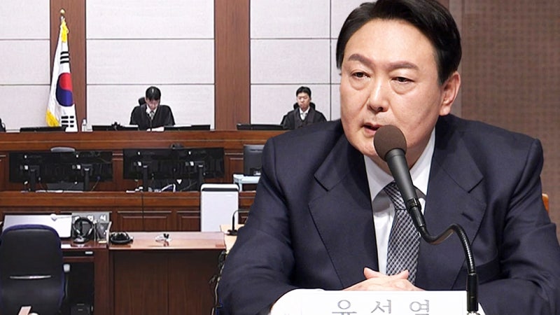 굳은 표정의 <b>윤석열</b>, <b>1심</b> 징역형…확정시 국힘 397억 반환