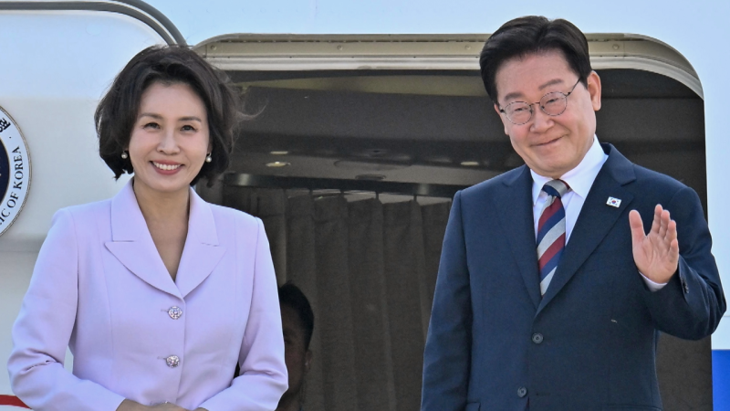 오늘 귀국하는 이 대통령, 지지율 취임 후 '최저'…