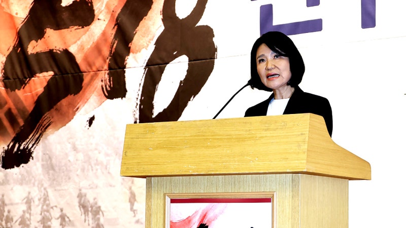 '<b>5·18</b> 폄훼' <b>토론회 강행</b>한 <b>이진숙</b>…5분도 못 가 '아수라장'