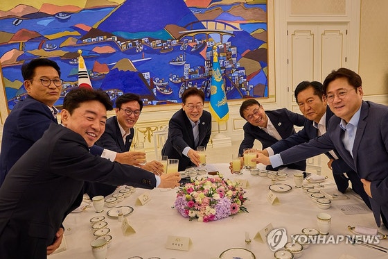 <b>이 대통령</b>, 김민석 신임 대표·정청래·송영길과 <b>만찬</b>…"당 화합·국정 ...