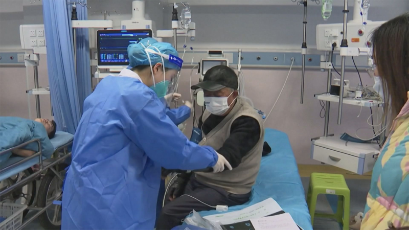중국서 <b>코로나</b>19 환자 6배 폭증…국내서도 검출률 '껑충'
