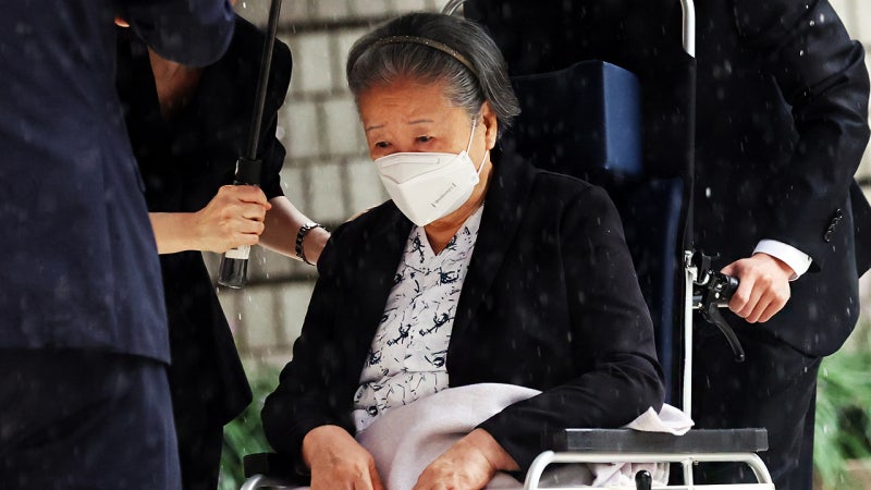 <b>한학자</b> '침실 <b>금고</b>' 무려 260억 <b>압수</b>…1심 징역 2년