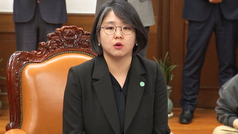 <b>용혜인</b> '<b>장관 겸직</b>' 공방…"소수당 양해를" "11억 때문"