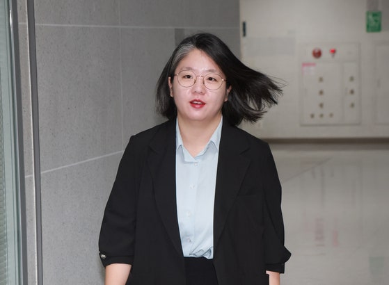 <b>직권남용</b> 고발당한 <b>용혜인</b>…"부모와 공항 귀빈실 사용"