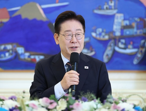 이 대통령, '<b>올해 수출 역대 최대</b>' 홍보…관세청장 "12월초 1조 달러 전...