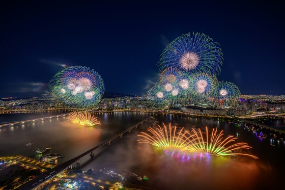 밤하늘 수놓은 <b>서울세계불꽃축제</b>…한화, 130억 비용 전액 부담