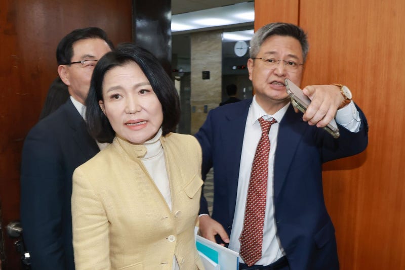 “<b>스컹크</b> 악취” vs “다수의 횡포”…과방위, 이진숙 결의안 두고 충돌