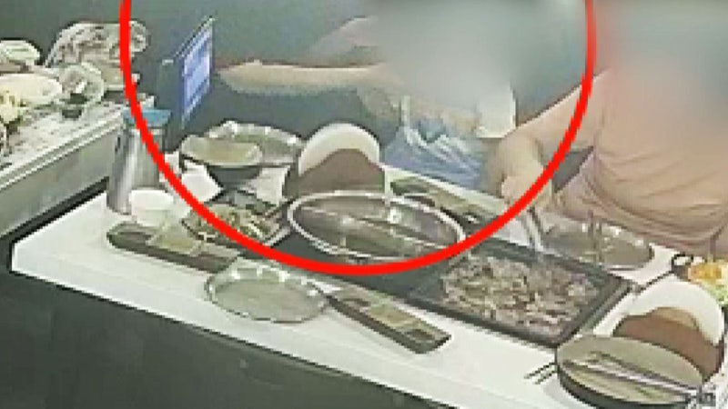 무한리필 뷔페에 아이 도시락…"식당 음식 먹었다" vs "안 먹였다"