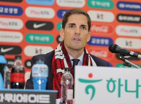 [속보] <b>모레노 감독</b> "4-4-2 활용 예정…K리거 대거 발탁"