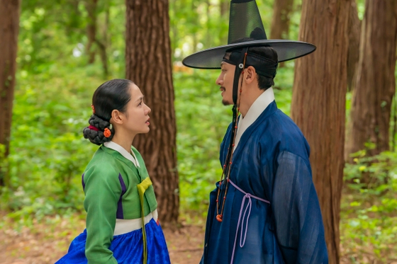 [리뷰] 욕망은 뜨거운데, 재미는 미지근한 '<b>스캔들</b>'