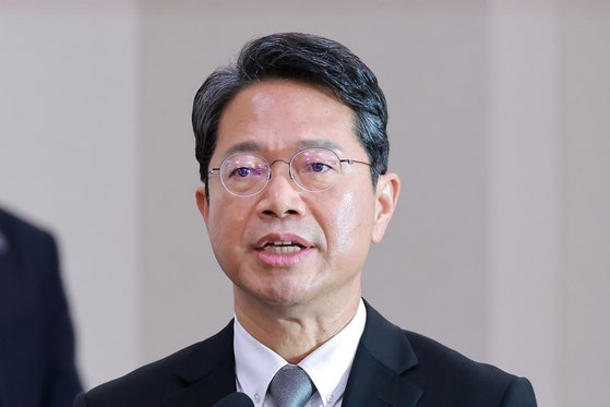 김승원 법무부 장관 후보자가 지난 15일 국회 법제사법위원회에서 열린 인사청문회에서 선서한 뒤 인사말하고 있다.〈사진=연합뉴스〉