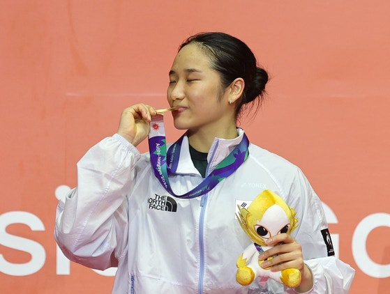 역시 <b>안세영</b>, AG 배드민턴 여자<b>단식</b> 사상 첫 <b>2연패</b>