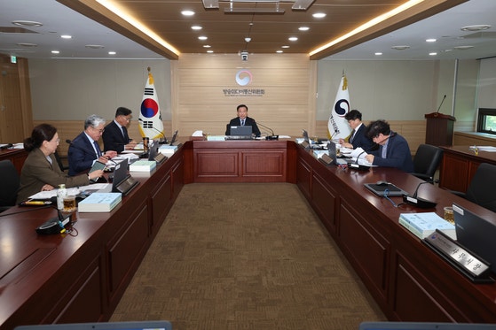 김종철 방송미디어통신위원장(가운데)이 7일 정부과천청사에서 2026년 제40차 전체회의를 진행하고 있다.[사진 방송미디어통신위원회]