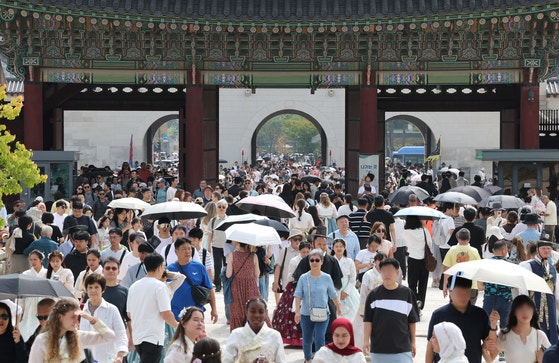 지난 9월 24일 서울 경복궁이 시민과 외국인 관광객들로 북적이고 있다.〈사진=연합뉴스〉