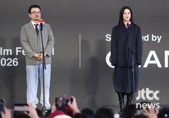 [31회 <b>BIFF</b>] "영화 끝내준다"…'실낙원' <b>김현주</b>·배현성이 그린 新AI 연니...