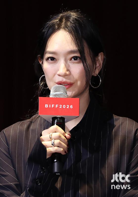 '<b>재혼 황후</b>' 신민아, 부산 홀린 우아한 자태