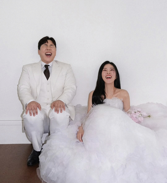 개그우먼 <b>한윤서</b>, 오늘(11일) <b>결혼</b>…유민상 사회·정이랑 축사