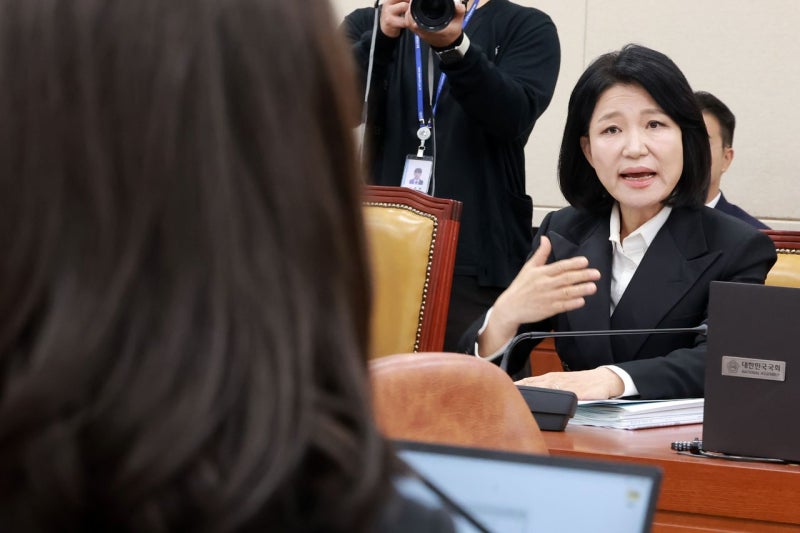 <b>과방위</b>, 이진숙 '패륜' '이해충돌' 놓고 충돌…1시간 넘겨 질의 시작