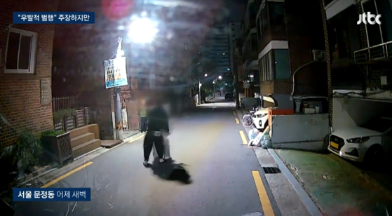  사건 당시 김씨가 아내를 강제로 끌고 가는 모습이 담긴 CCTV 캡처.〈사진=JTBC 보도〉