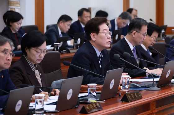 <b>이 대통령</b> "<b>공개</b> <b>국무회의</b>서 <b>국무</b>위원 발언 막는다는 건 거짓말"