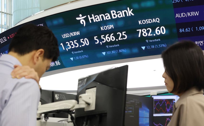 코스피, 3.2% 급락한 5,488 개장   (서울=연합뉴스) 이진욱 기자 = 19일 서울 중구 하나은행 본점 딜링룸 전광판에 코스피와 코스닥, 원/달러 환율이 표시돼 있다. 이날 코스피는 3% 넘게 급락하며 출발했