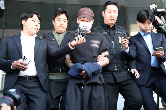 [속보] 경찰 '<b>장모살인</b>·<b>아내납치</b>' <b>김성우</b> 송치…"18회 스토킹"