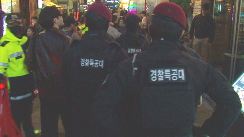 주말 겹쳐 북적이는 <b>이태원</b>…<b>핼러윈 인파</b> 관리 '총력전'