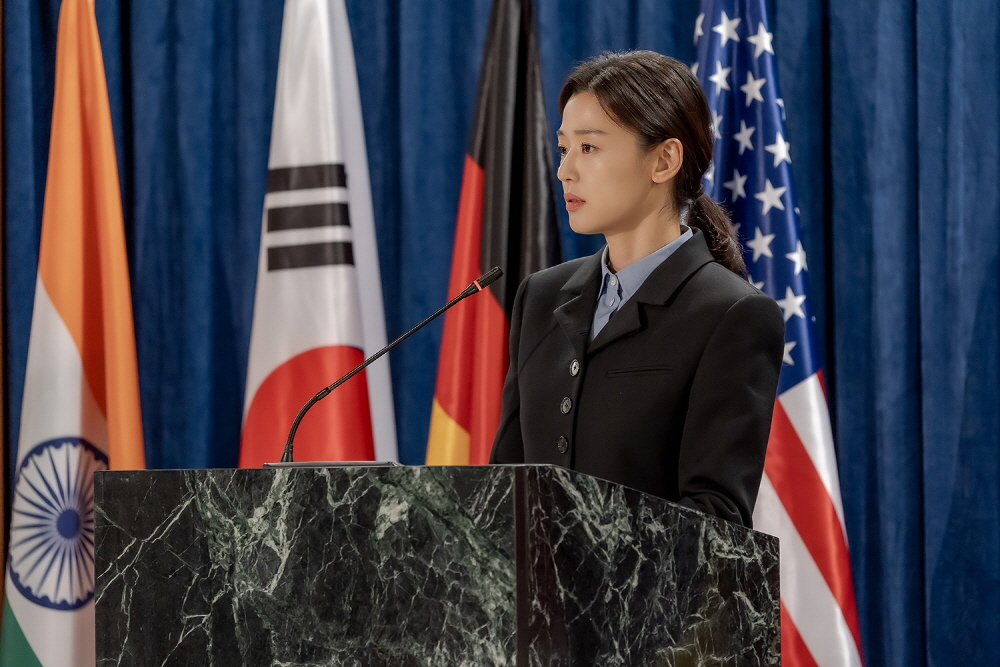 [디즈니+ 신작] '<b>북극성</b>', 고양이 '플로우', 왕가위의 '화양연화'