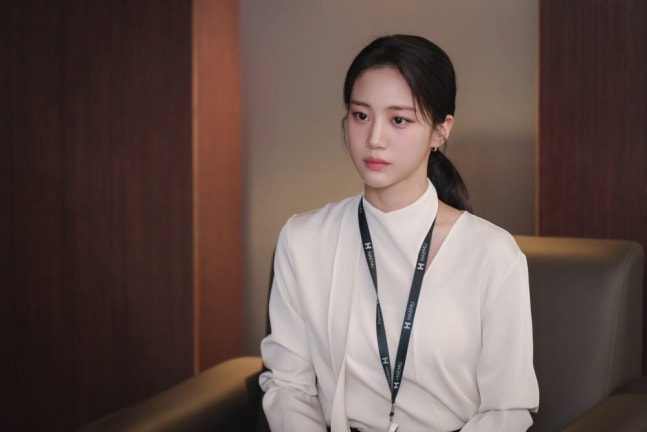 洪華蓮演繹tvN《秘戀稽核中》高冷秘書朴雅靜 多面魅力引關注
