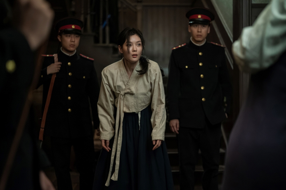 김유정, 암살시도 공범으로 휘말리다 (‘100일의 거짓말’)