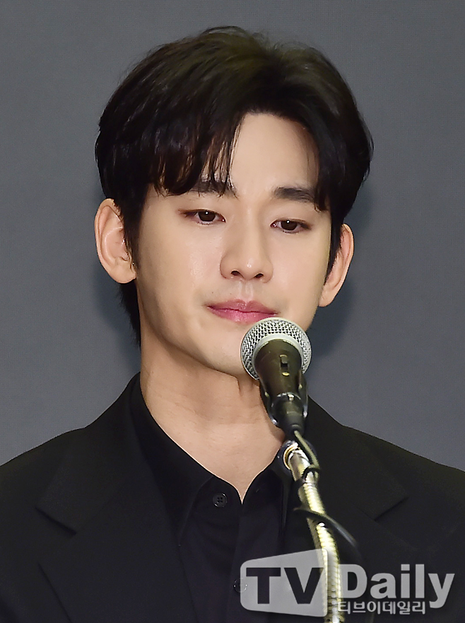 김수현, 명예 회복에도 왜 동료 '좋아요' 조차 못 받나 [이슈&톡]