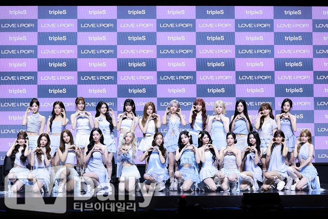 "얼어붙어도 난 피어나"… <b>트리플에스</b>, 위로로 피워낼 '<b>베이비 플라워</b>'...
