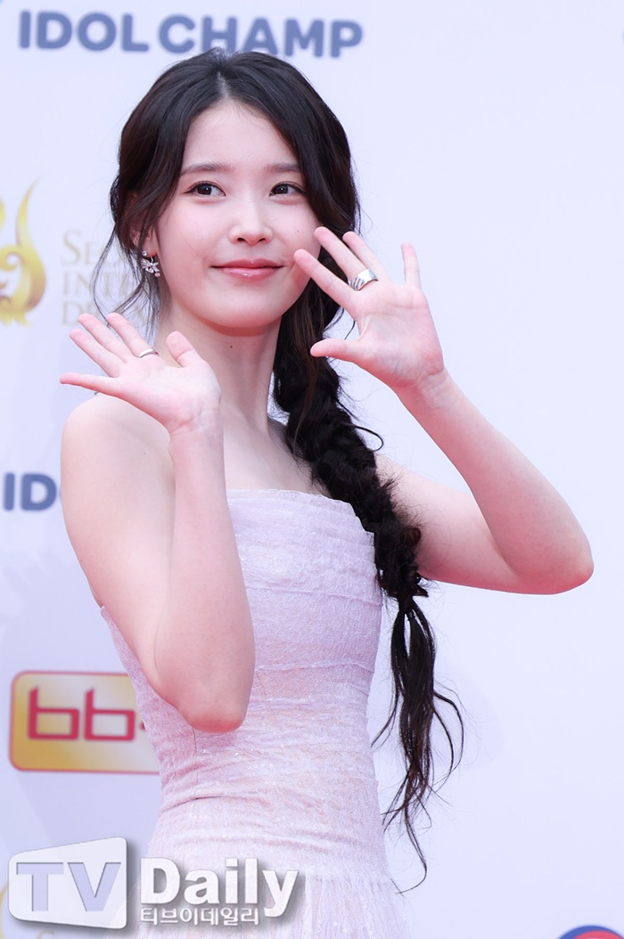 사적 공간이 전쟁터로…아이유 SNS, 개표소 시위에 '댓글 테러' [종합]