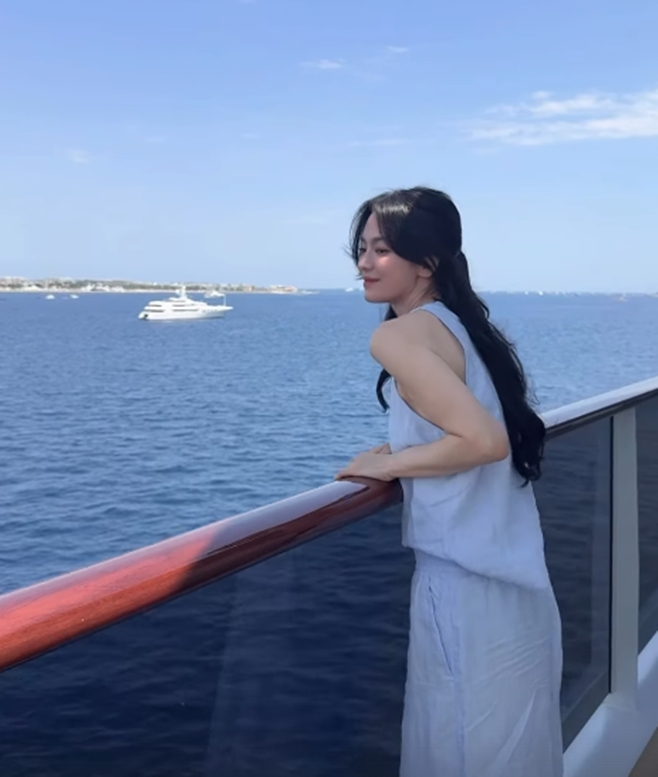 송혜교, 크루즈 위 여신 자태 [★한컷]
