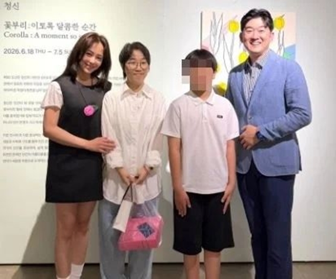 '<b>재혼</b>' <b>강성연</b>, <b>남편</b> 장민욱 원장·두 아들 동반 전시회 나들이 "따뜻함...