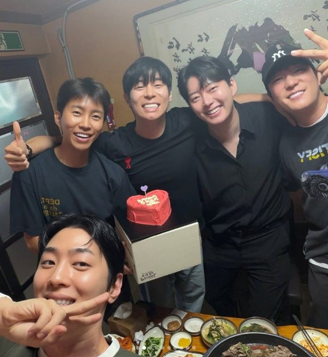 임영웅, 하트 케이크 들고 활짝…생일 근황 공개 [★한컷]