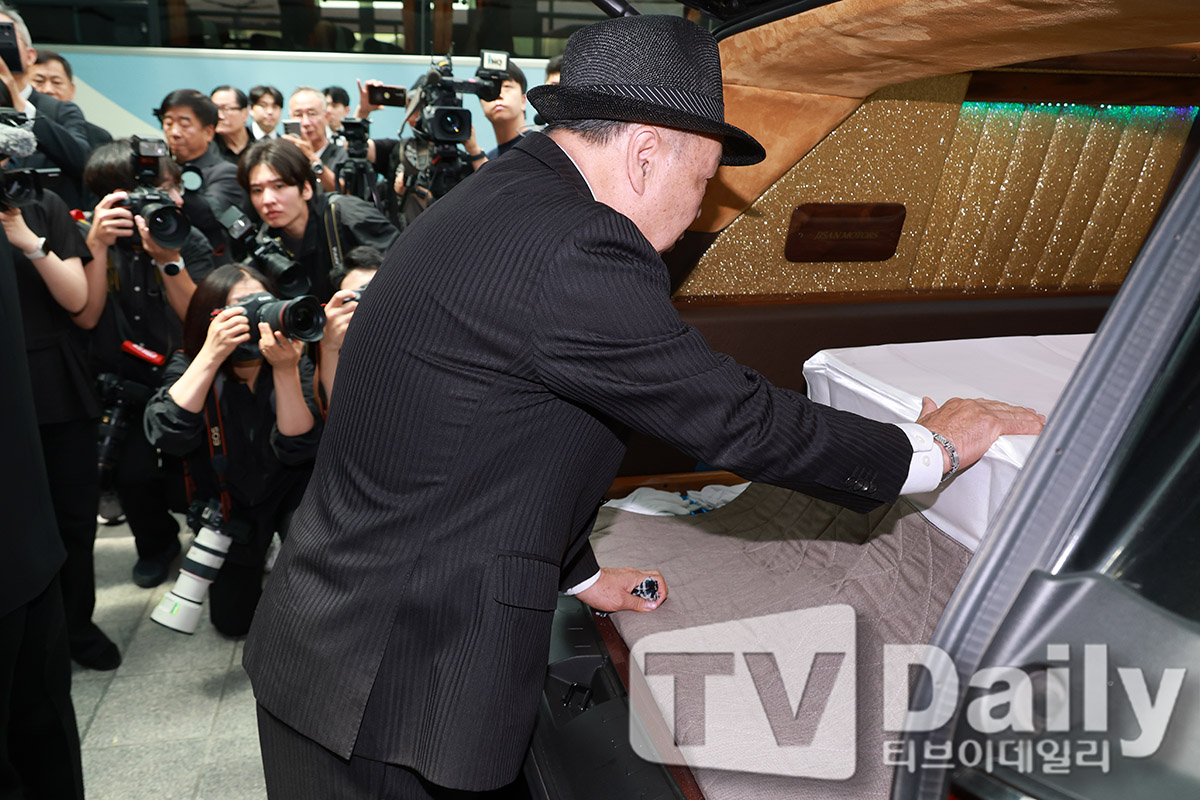 [TD포토] 홍수환 '옥희야..그곳에서는 아프지말고 행복해'(故 옥희 발인식)
